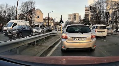 Блъснатата в София ученичка пресичала на зелено и на пешеходна пътека