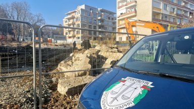 Работник загина след срутване на подпорна стена в Стара Загора (снимки)