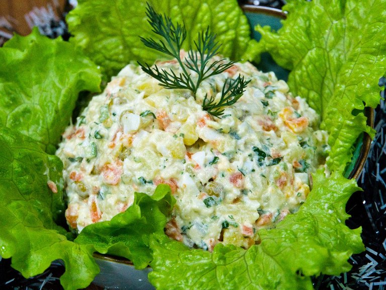 Салата "Столична": Вариант на руската салата, подходящ за всеки ден