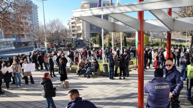 Протест, яйца, сблъсъци с общинари и арест заради увеличен имотен данък в Несебър (снимки)