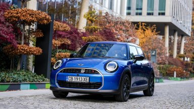 Новото MINI Cooper S с 5 врати запазва радостта от шофирането (снимки)