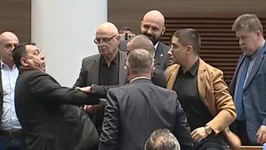 Радостин Василев във физически сблъсък с депутат от ДПС-НН в пленарната зала