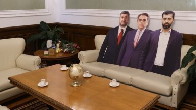 Пеевски пусна медии в кабинета си, за да видят "Музея на сглобката" (снимки/видео)