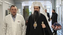 Патриархът посети "Пирогов" с подаръци и благословия за малките пациенти (снимки)