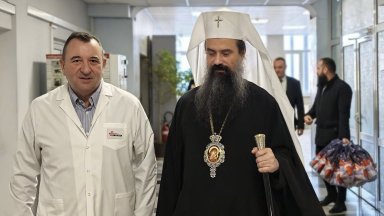 Патриархът посети "Пирогов" с подаръци и благословия за малките пациенти (снимки)