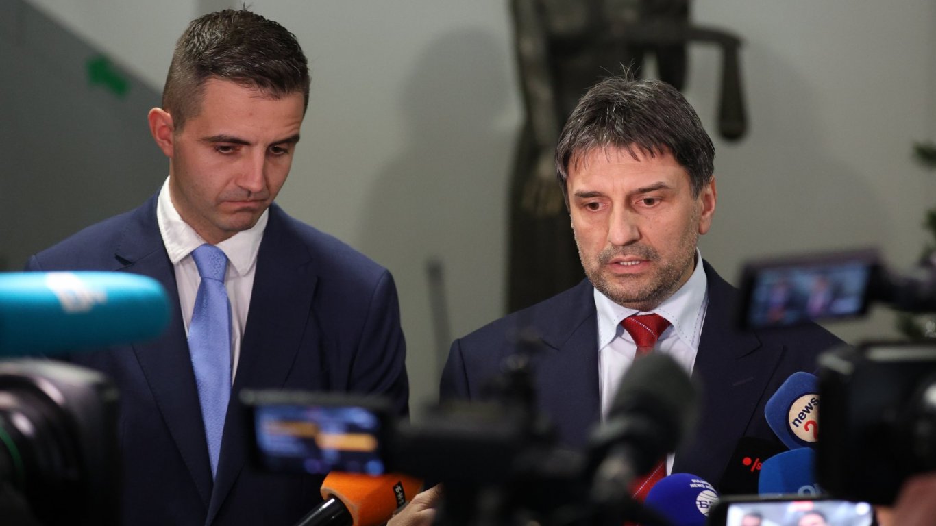 Скандал в софийско училище Директор монтирал скрити камери в тоалетнитеДиректорът