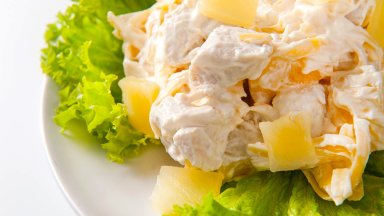 Свежа салата с ананас и кашкавал