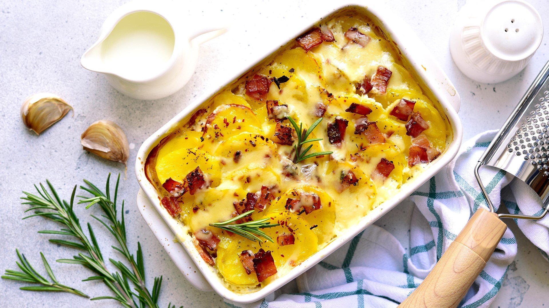 Запечени картофи с кашкавал, бекон и сметанов сос