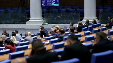 Влизаме в 2026 г. с удължителен бюджет, в "12 без 5" вкараха еднократни компенсации