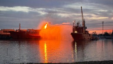 Пожар, ранени и убити, след като Украйна удари руски товарен кораб в Ростов