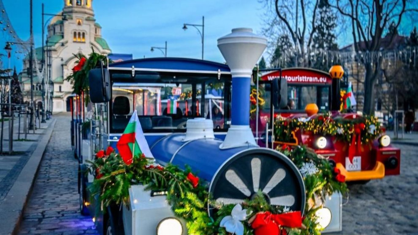 Празничен тур с коледни влакчета в София