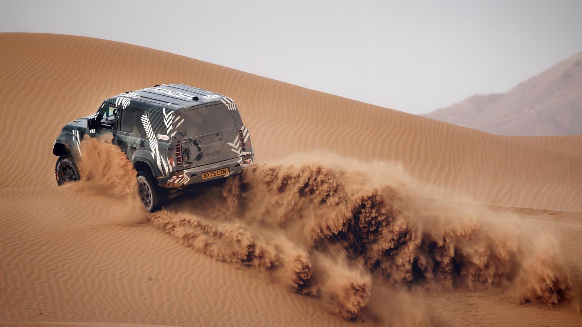 Land Rover Defender в пустинята