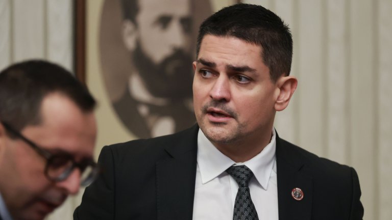 Радостин Василев: Служебният кабинет е "Франкенщайн" с кадри на ГЕРБ и ДПС