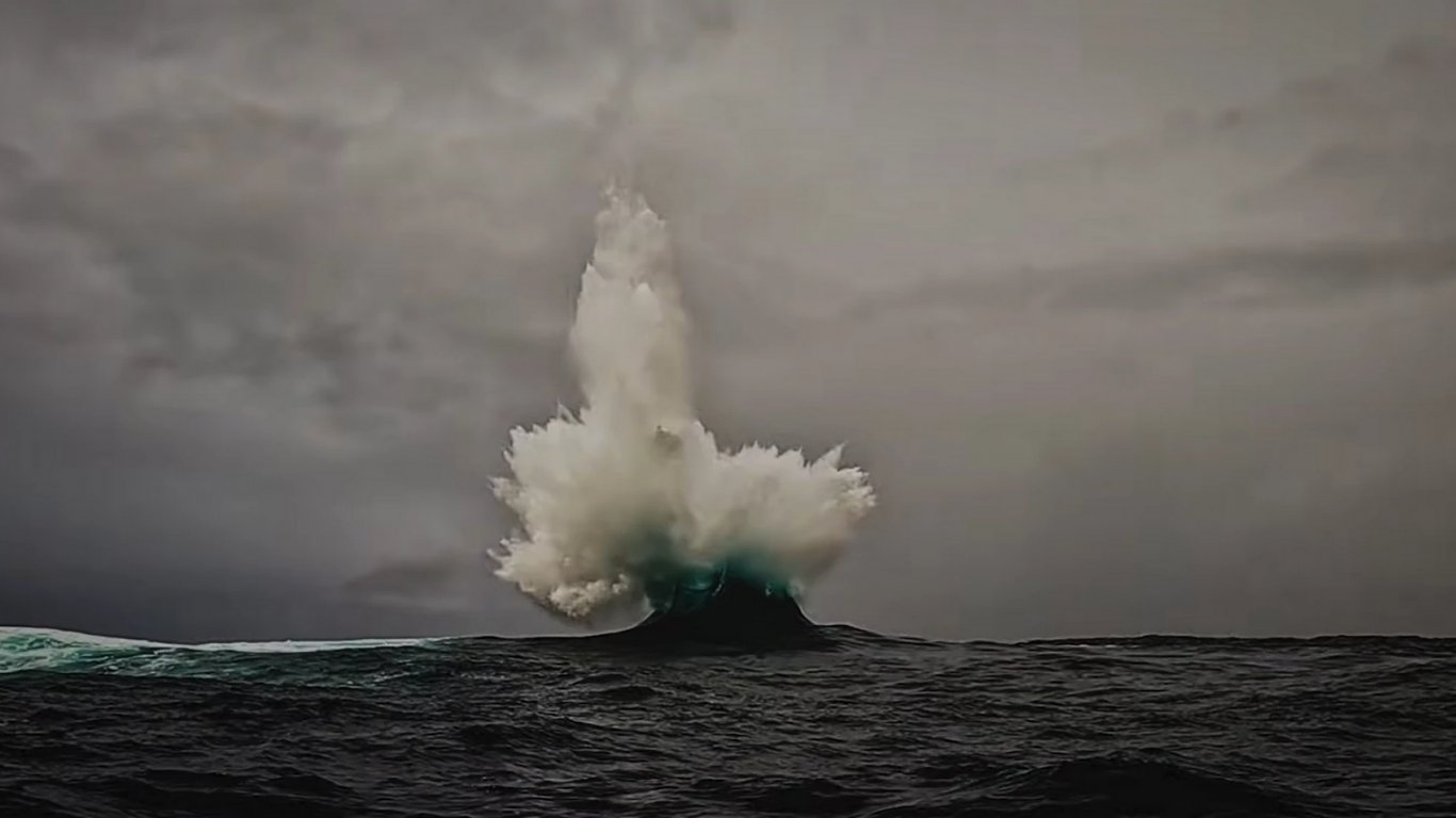Заснеха вълна, която не би трябвало да съществува (видео)