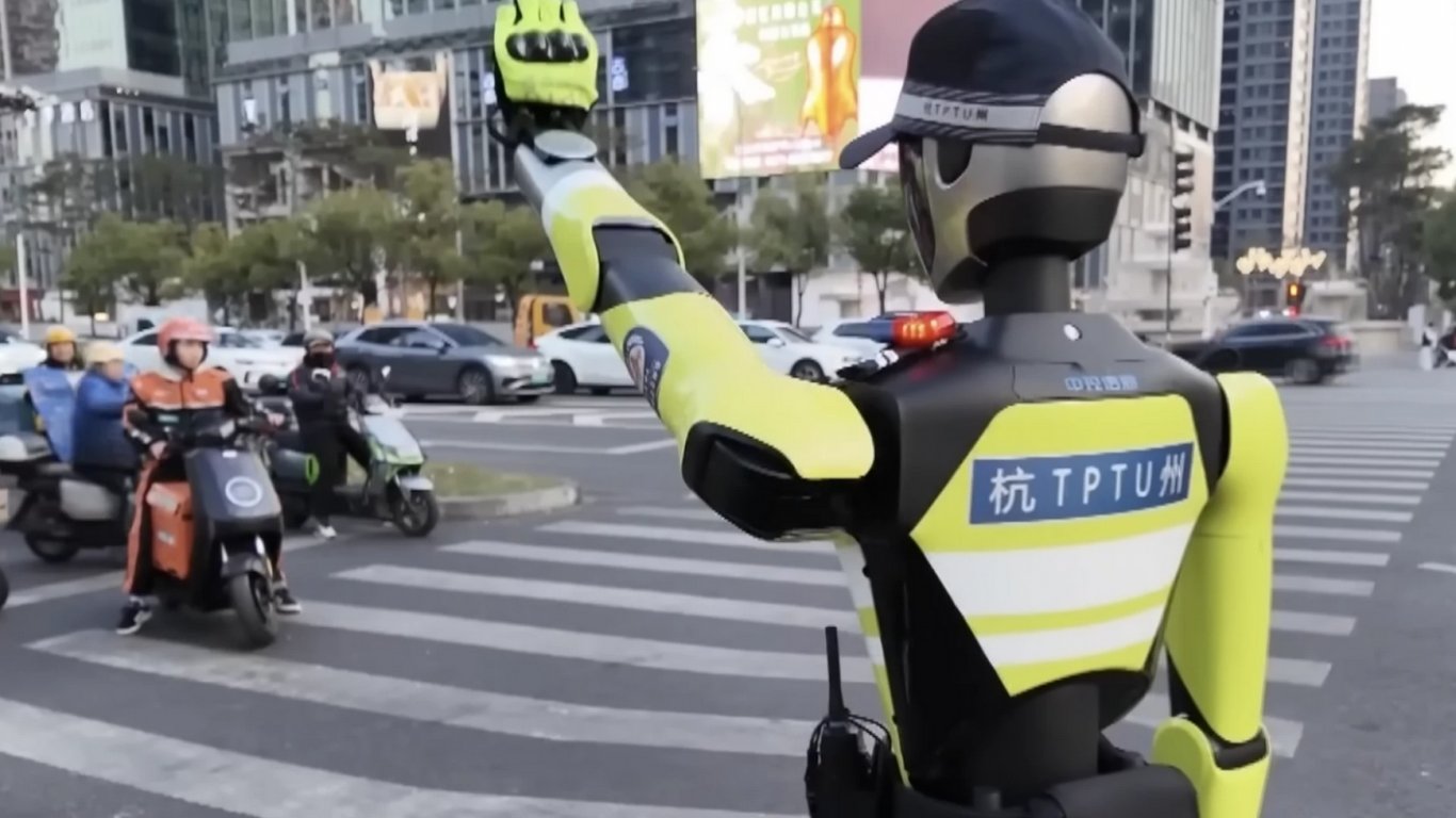 Китай тества дали хората ще се подчиняват на полицаи-роботи