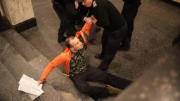 Полицаи изведоха със сила активисти на БОЕЦ, окупирали кабинета на Сарафов (снимки/видео)