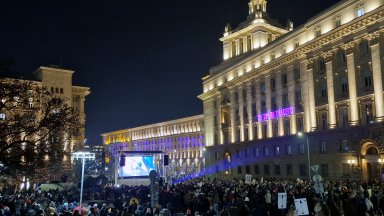 Протест под мото "Не храни прасето с твоите пари Vol. 3" започна в Триъгълника на властта