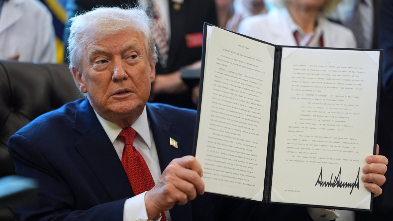 Акциите на Truth Social скочиха след неочаквано сливане с компания за ядрен синтез