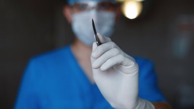 Лекар без право да оперира върти скалпела, пациенти се оплакват от обезобразяване