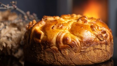 Магията на трапезата: Суеверията зад коледния хляб и сладкиши по света