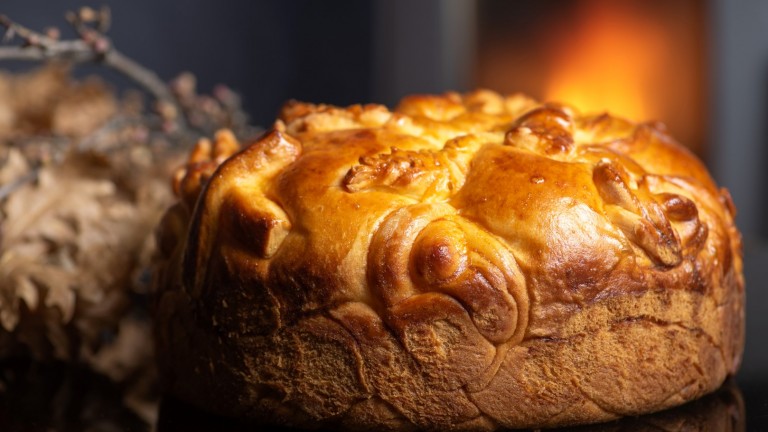 Магията на трапезата: Суеверията зад коледния хляб и сладкиши по света