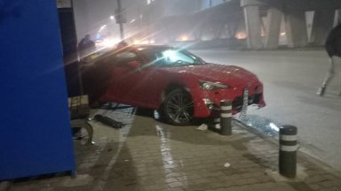 Кола се вряза в автобусна спирка на столичния булевард "Ломско шосе" (снимки)