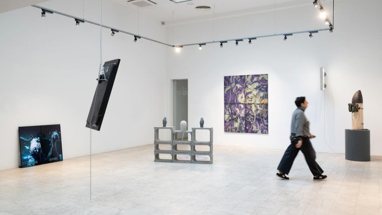 Изложбата "Екрани и интриги" се удължава до 11 януари 2026 година