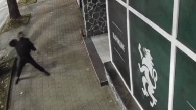 Двама младежи са задържани за вандалския акт срещу офиса на "Възраждане" във Варна