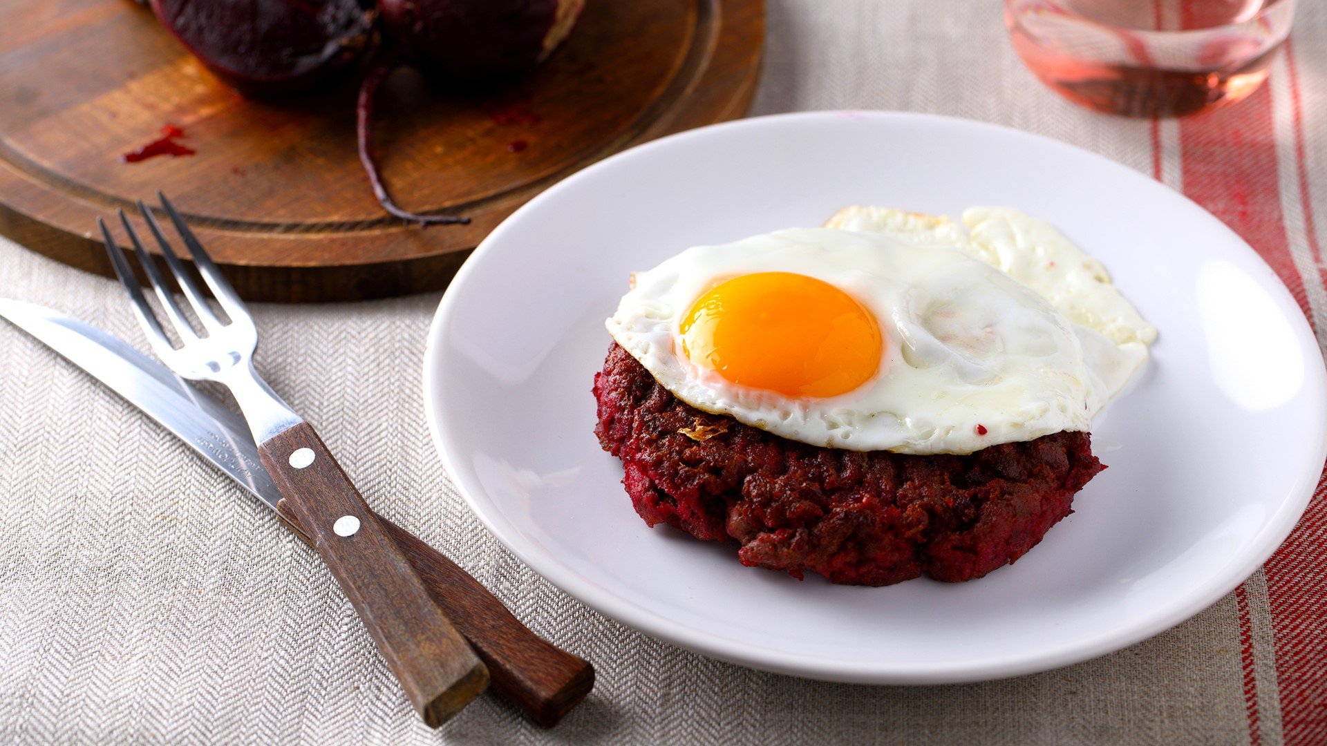 От Швеция: Бифтек "Линдстрьом"