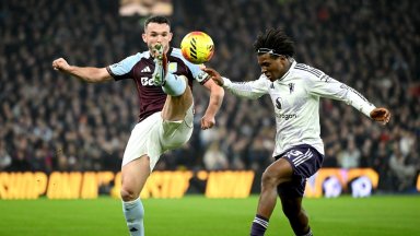 Юнайтед опита да лиши летящия Астън Вила от десета поредна победа, но не успя