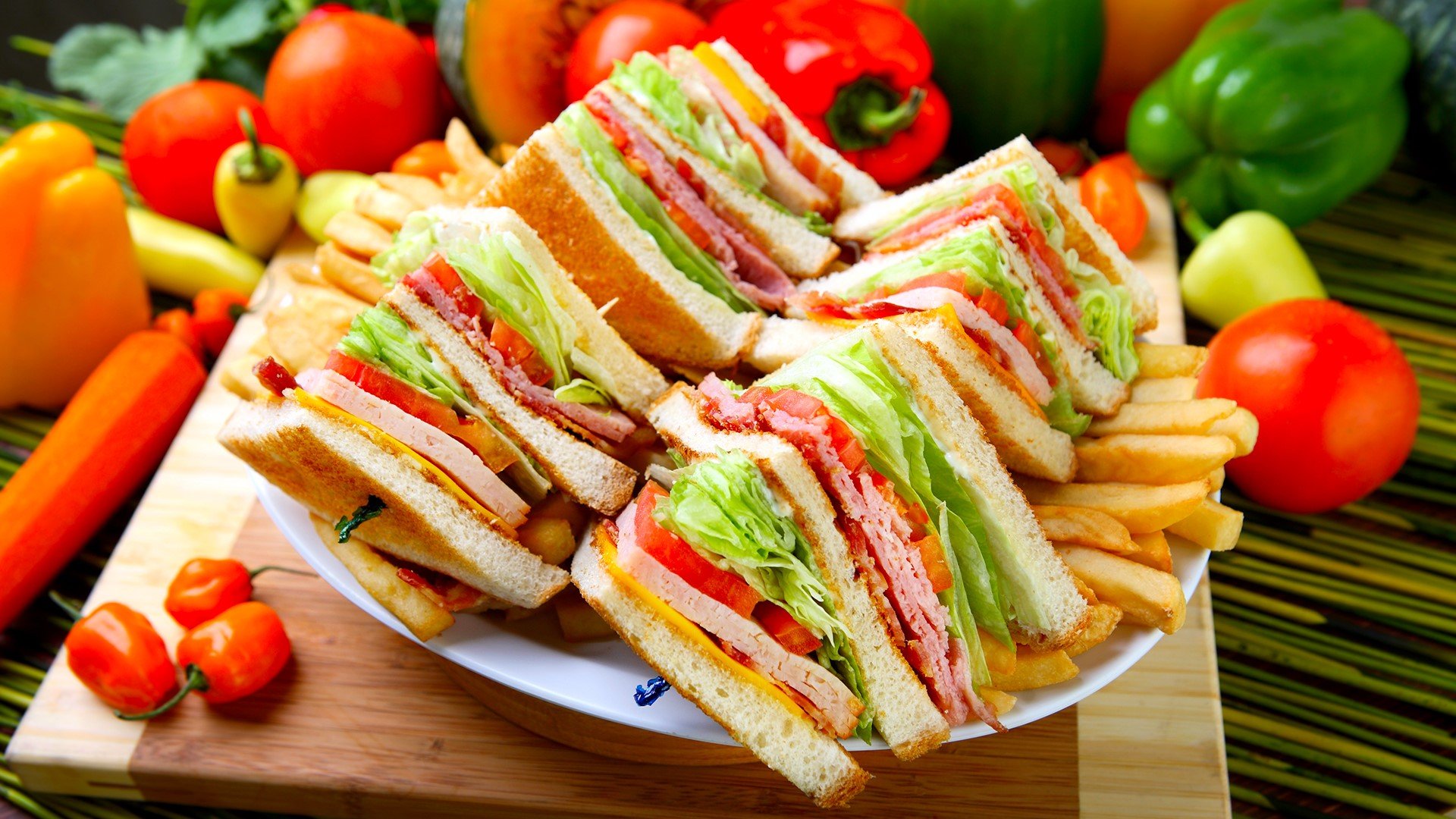 Клуб сандвичи с пуешко, айсберг и чедър