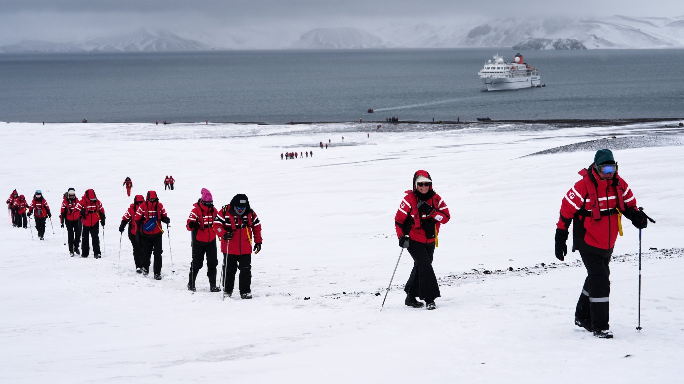 60 години след идването първите туристи в Антарктида, туризмът вече е ерес
