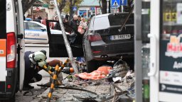 Шофьор помете пешеходци на тротоар в центъра на Варна, има загинали (снимки)