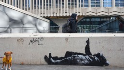 Два идентични графита на Банкси се появиха в Лондон
