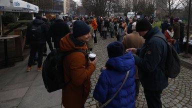 Нов протест с пиене на кафе в подкрепа на Мария Цънцарова (снимки)