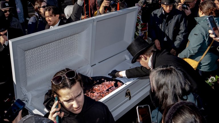 Погребаха американското пени (снимки)