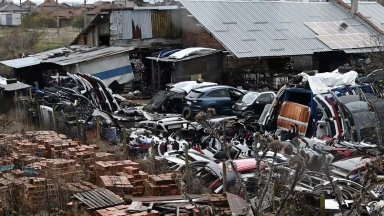 Откриха части от близо 200 издирвани коли в автоморги край София и Видин (снимки)