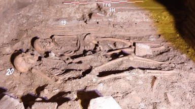 Общо 17 скелета с удължени черепи са открити в Източния некропол на Августа Траяна