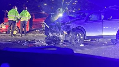 Смазани коли след челен сблъсък край Владая, пътят е затворен (снимки/видео)