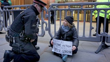 Арестуваха Грета Тунберг на пропалестински протест в Лондон (видео)