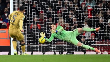 Драма с дузпи класира Арсенал за финалната четворка в "Карабао Къп"