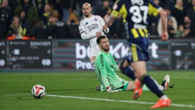 Черни "почерни" Фенербахче в добавеното време на горещо истанбулско дерби