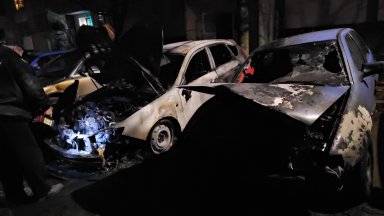 Автомобили изгоряха през нощта в Русе (снимки)
