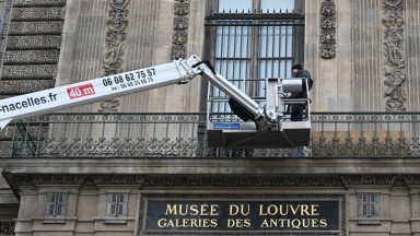 Лувърът монтира охранителни решетки след обира на скъпоценности за 102 милиона долара
