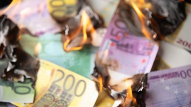 Дядо внесе банкноти с нафталин за превалутиране, подпалиха каса и изгоря голяма сума