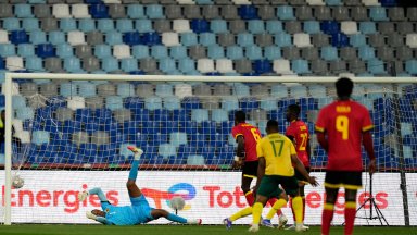 Купата на Африка бори празните трибуни със свободен вход след първия съдийски сигнал