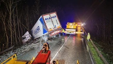 Вадят от канавка турски тир с 20 тона мандарини на Прохода на Републиката