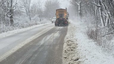 Сняг вали на проходите Петрохан и Витиня, пътните настилки на места са заледени