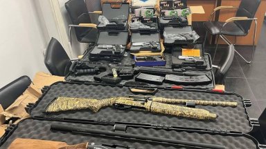 Боен арсенал от пушки, пистолети и хиляди патрони задържаха на "Капитан Андреево"