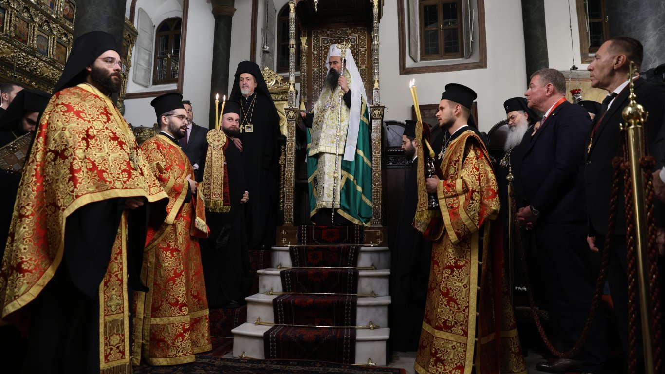 Патриарх Даниил възглави молебен в Истанбул, връчи орден на патриарх Вартоломей (снимки)